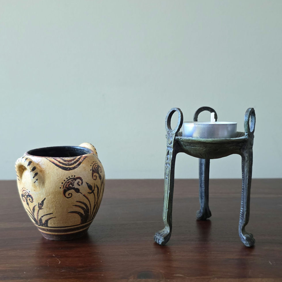 Minoan vase with smiling papyrus and bronze tripod