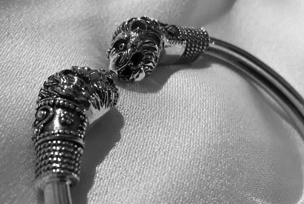 Thumbnail: twin lion heads bracelet