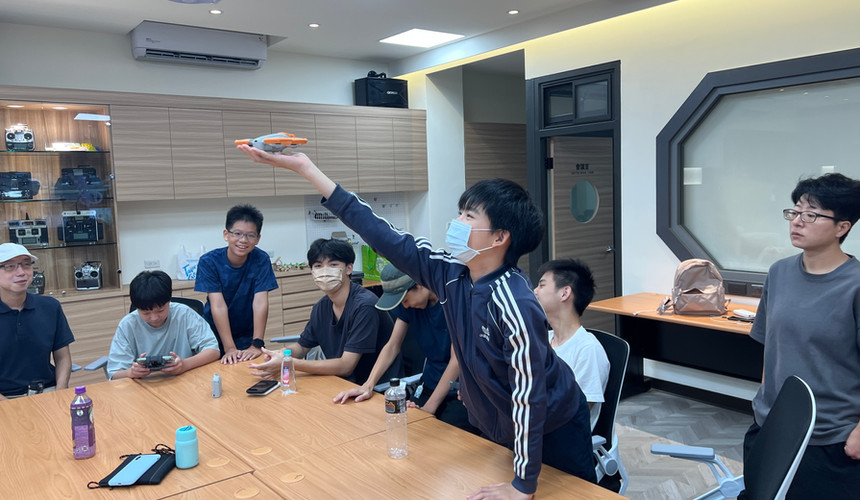 學員自組綠繡眼無人機