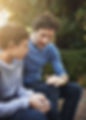 papa-lo-sabe-mejor-toma-de-un-padre-y-su-hijo-conversando-sinceramente-en-el-patio-trasero