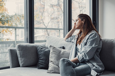primer-plano-de-una-mujer-del-milenio-triste-y-pensativa-sentada-sola-pensando-en-relacion
