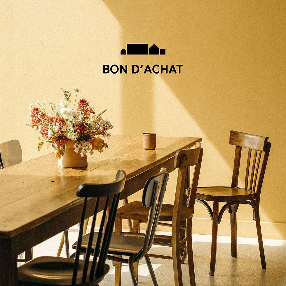 Bon d'achat Maison Le Détour, table en bois et bouquet de fleurs dans la salle à manger