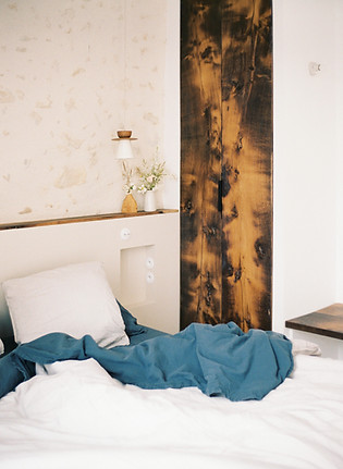 chambre cocon mur en pierre et porte recyclée par Marine Burucoa