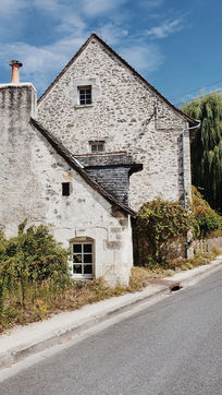 Maison le Détour - dans les rues de Gizeux.jpg