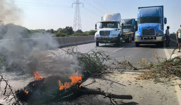 Agricultores toman carreteras por crisis en el campo.