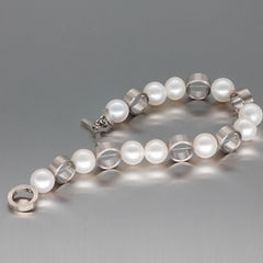 zwei-machen-schmuck-armband-perlen-weissgold-schmuckdesign-goldschmiede-essen