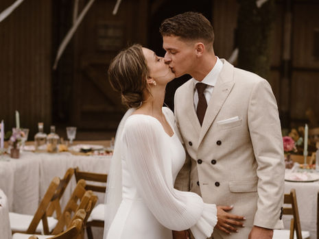 Bruiloft Julia en Arie - beige met een mix van kleur