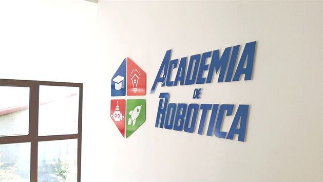 logo Academia de Robotica in sala de clasa
