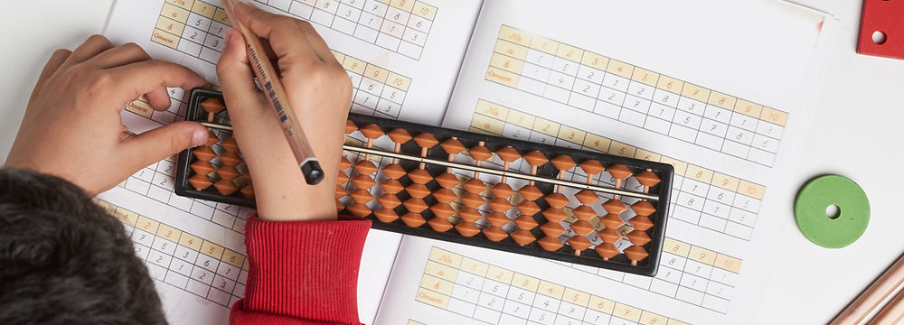 Un baiat si o fata care programeaza pe laptopuri la cursul de it si programare pentru copii