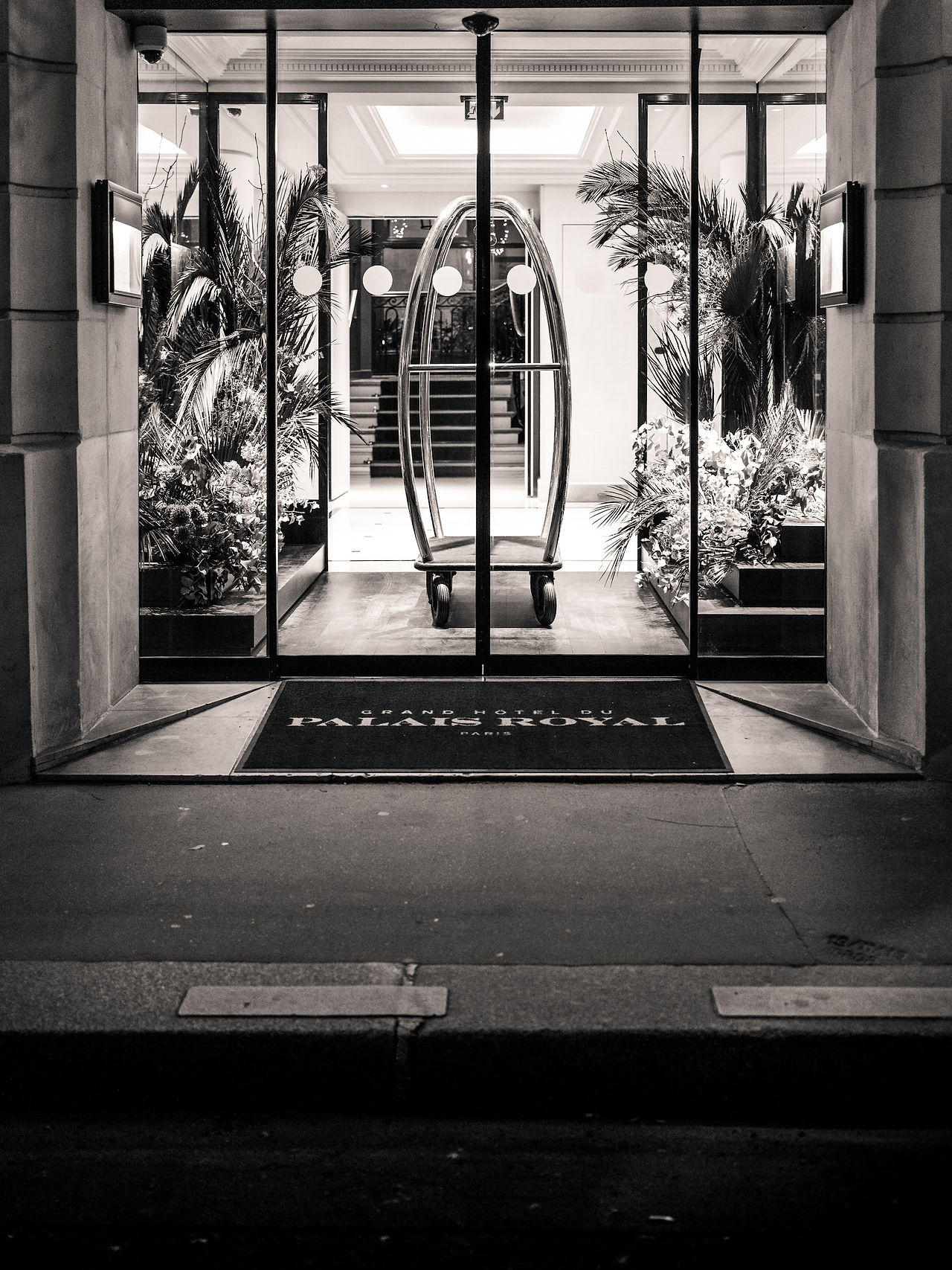Le lobby d'un hôtel à paris la nuit