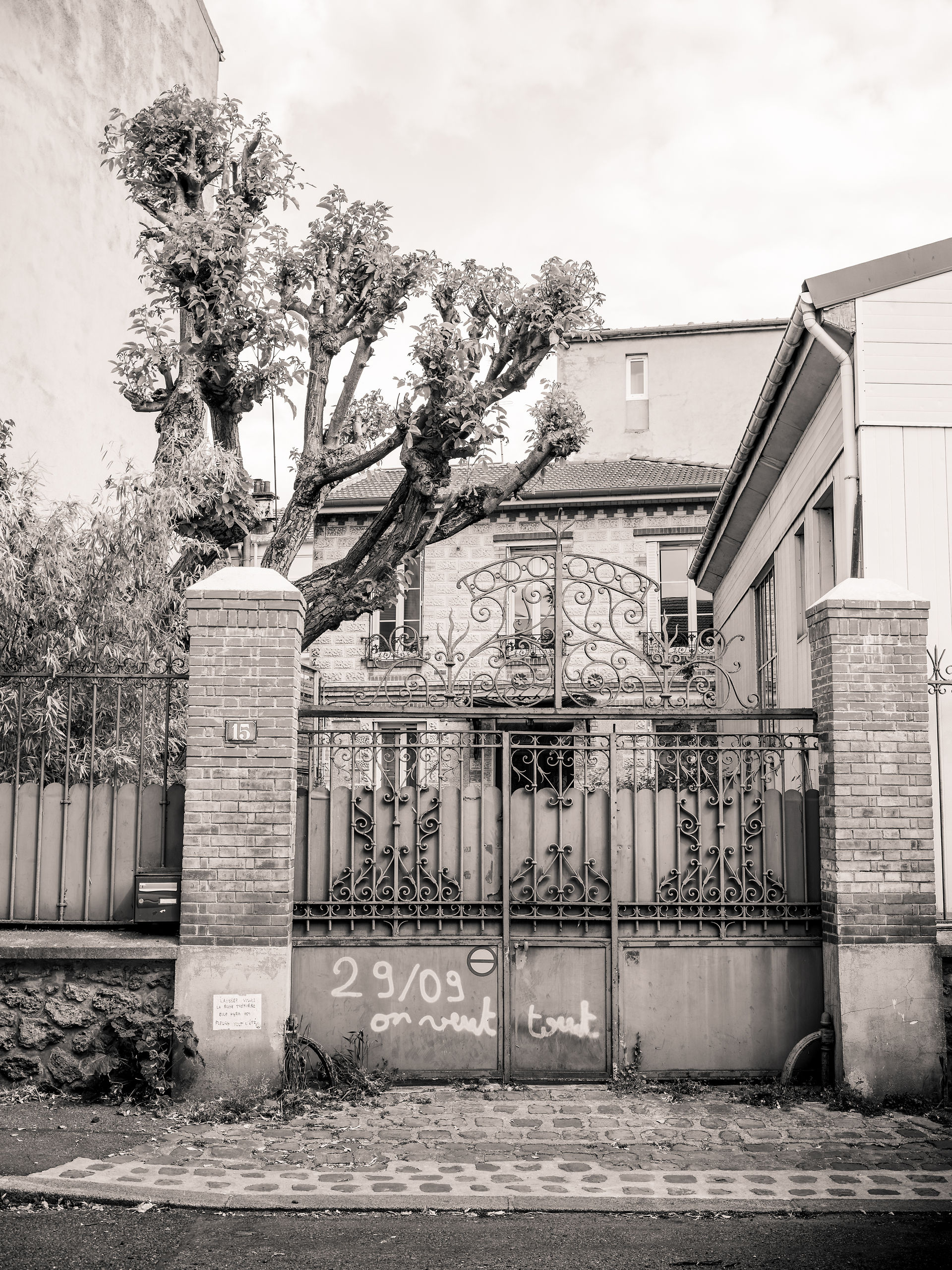 Un portail à Montreuil