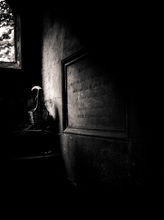Un arrosoir en clair-obscur dans une tombe
