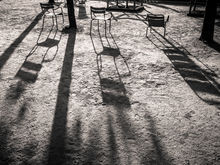 Le reflet de trois chaises dans le jardin du Luxembourg.