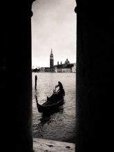La silhouette d'un gondolier avec en arrière plan la basilique de San Giorgio Maggiore