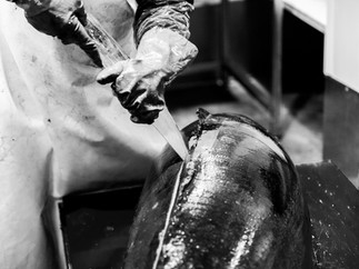Le filet est coupé en un seul geste continu, sans reprise