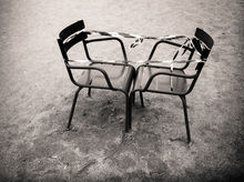 Deux chaises enserrées dans du ruban au jardin des tuileries.