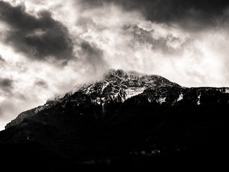 Sommet alpin dans le brouillard