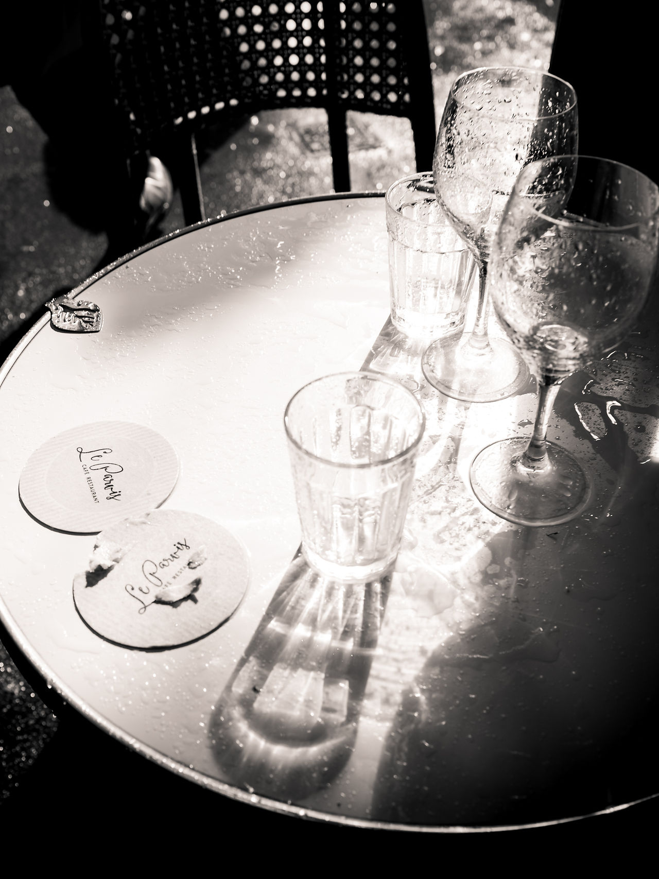 Des verres sur la table d'un café