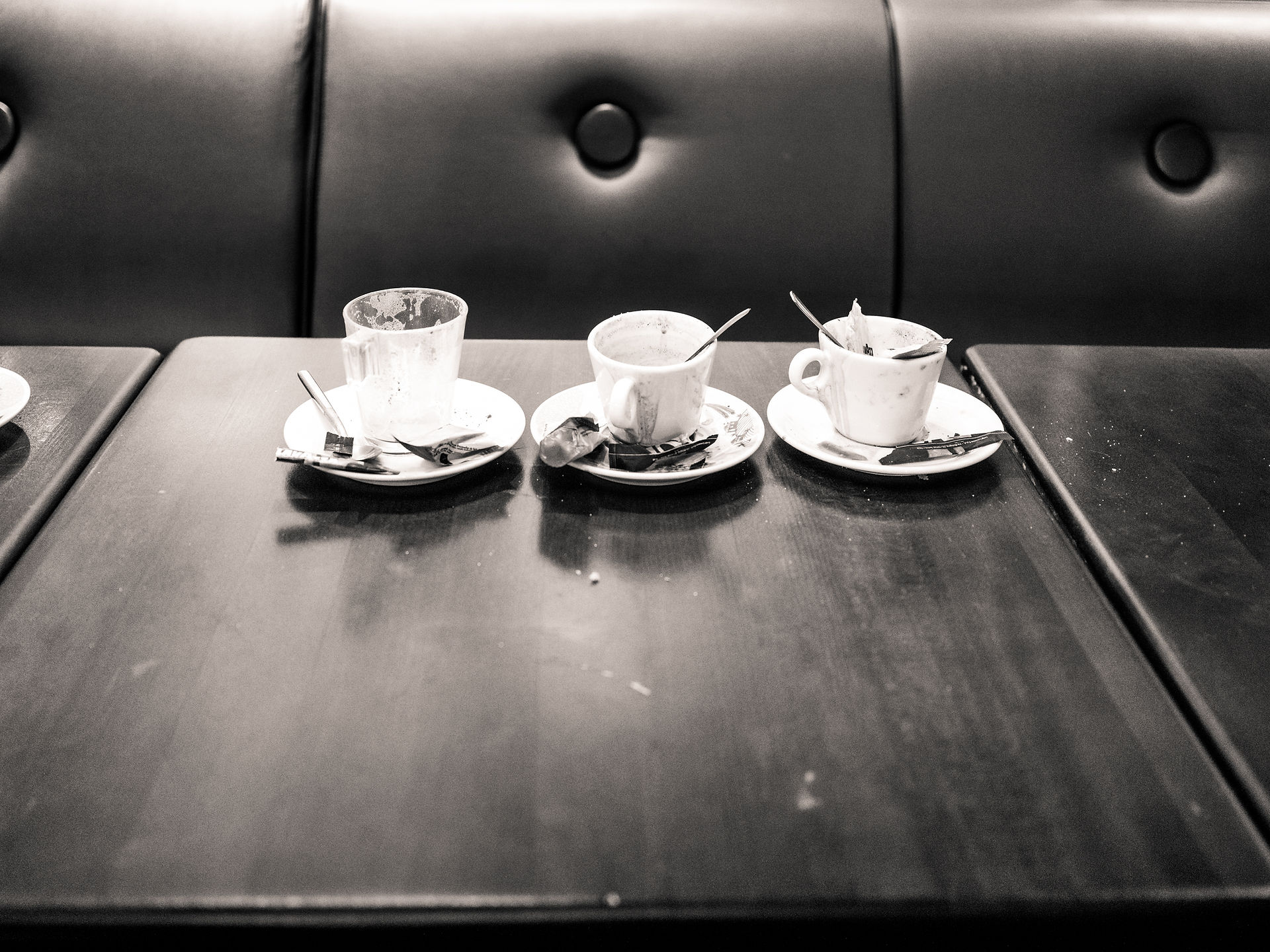 Des tasses abandonnées sur la table d'une brasserie
