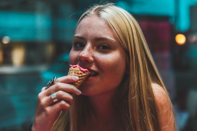Girl eating sandwich: Intuitive Eating