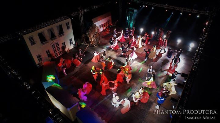 O grande baile antes de partirem para o embate!