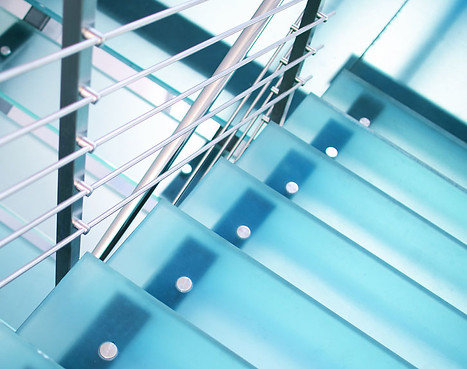 Modernes Treppenhaus mit transparenten Glasstufen