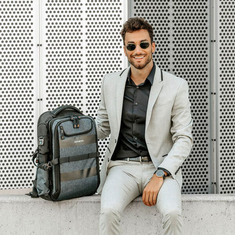 Mann mit einem Reiserucksack