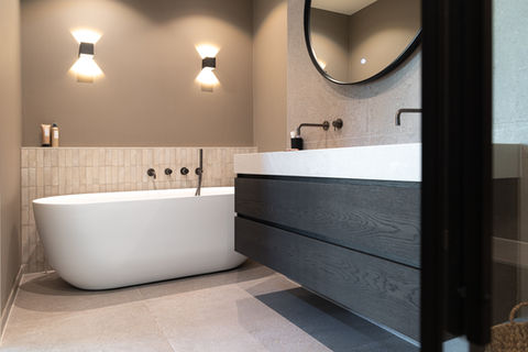 Rustieke luxe badkamer met neutrale kleuren en mooie materialen 