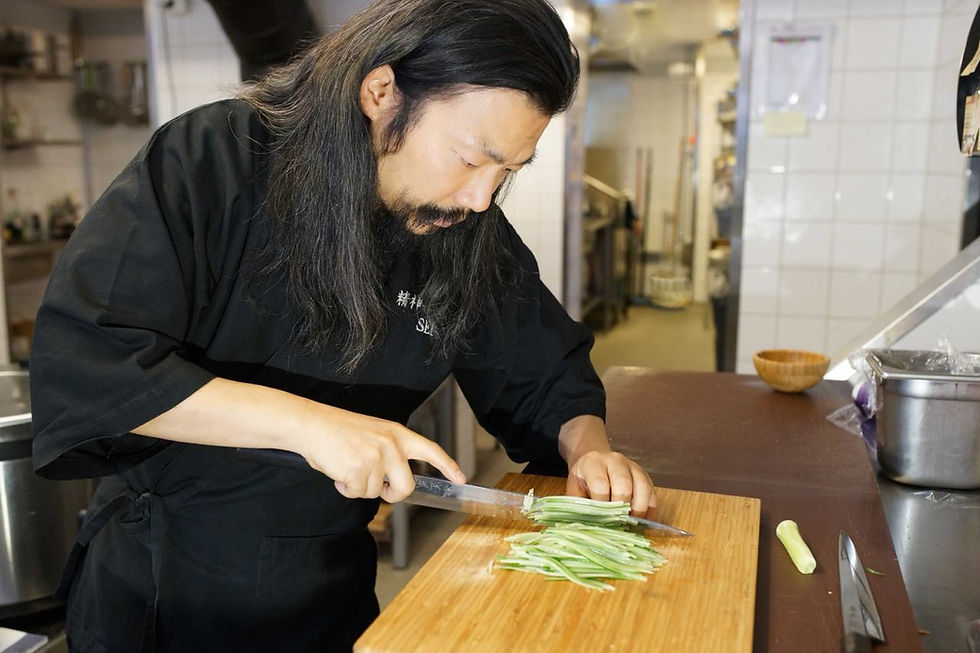 Rencontrez le maître sushi qui a quitté le monde de la restauration pour servir sa communauté