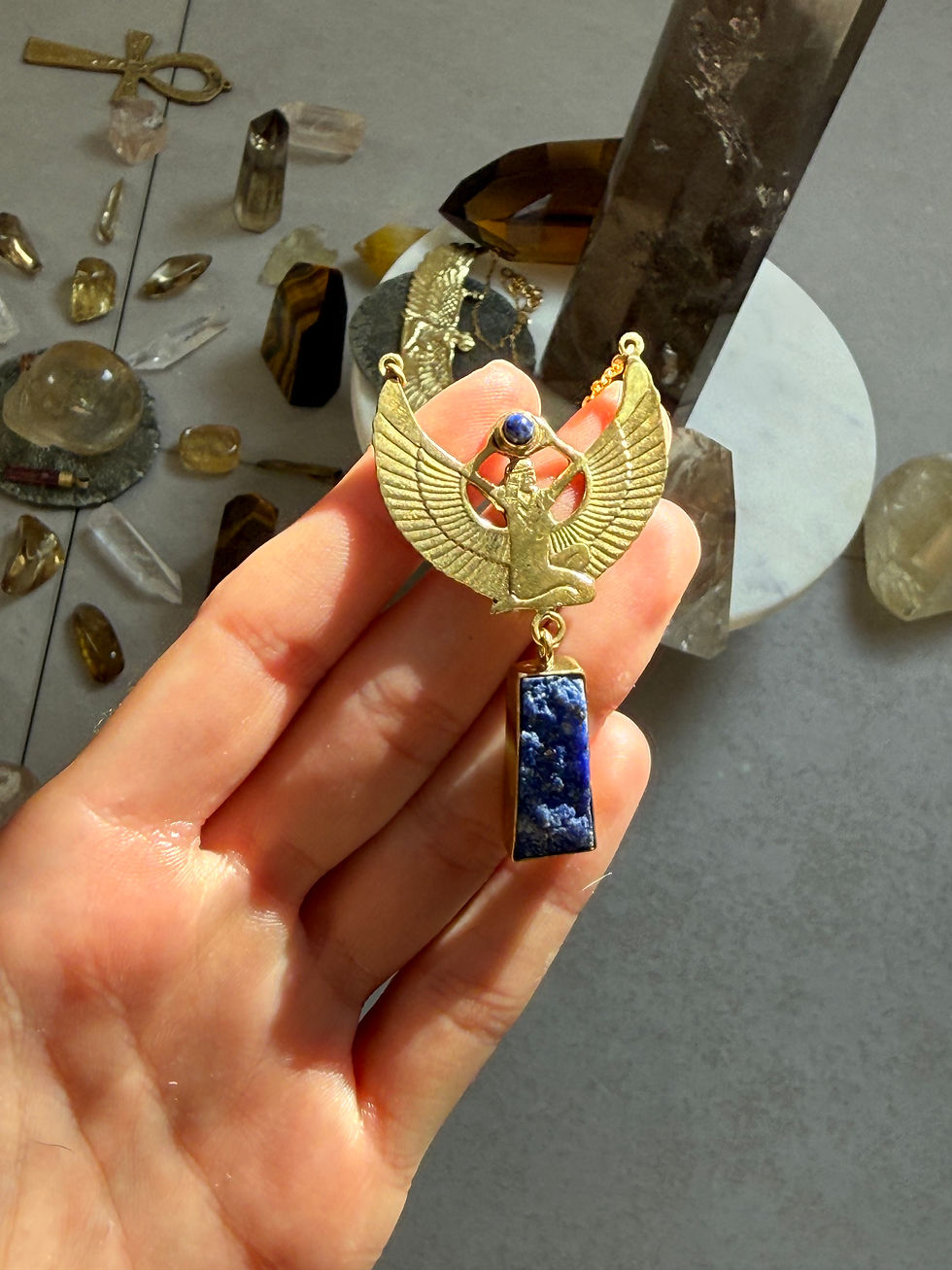Miniatúra: Isis lapis lazuli mosadz- grid slnovrat