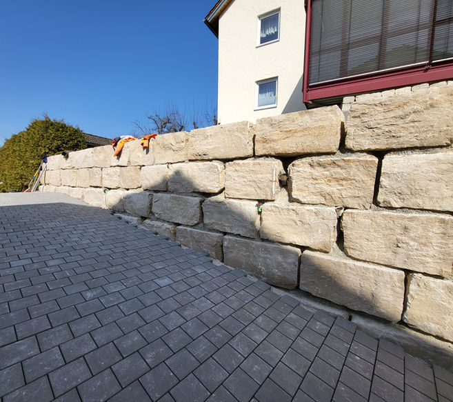 Das Bild zeigt einen Mauerbau aus Jurakalksteinen im Landkreis Eichstätt