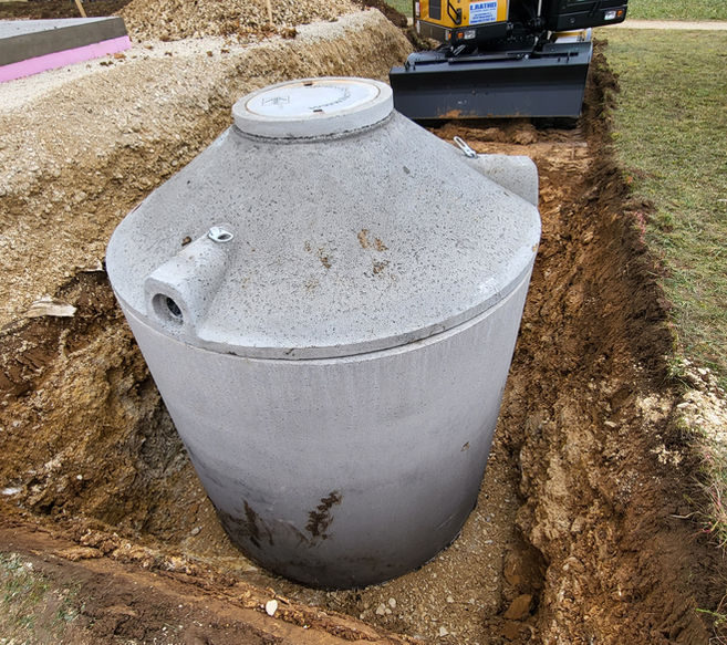 Das Bild zeigt den Einbau einer Regenwasserzisterne mit 12 m³ Fassungvolumen in Eichstätt