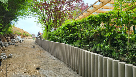 Das Bild zeigt den Einbau von Betonpalisaden in Rohrbach an der Ilm im Landkreis Pfaffenhofen