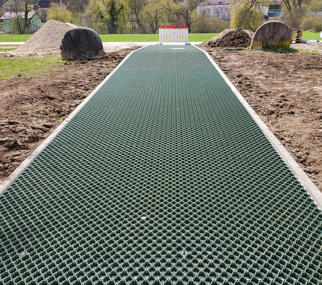 Das Bild zeigt Raßengitterpflaster aus Recyceltem Plastik das wir in Eichstätt verlegt haben