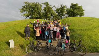 Vid Almhöjden på Skogskyrkogården avslutades den guidade cykelturen som tagit deltagarna genom Stockholms gröna historia och framtidsfrågor. Foto: Gustav Wändell