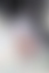 神保町で本を探すメイドのポートレート