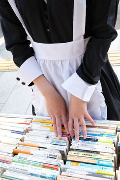 神保町で本を探すメイドのポートレート