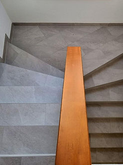 Treppe wurden mit Feinsteinzeugplatten verlegt durch Plattenenleger