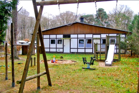 Unser Spielplatz mit Rutsche, Schaukel und Sandkasten.