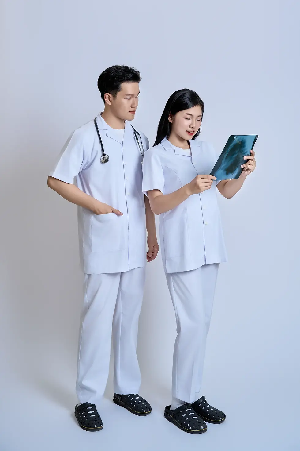 縮圖：Vietnamese FMF Medical Uniform Set – Doctor Lab Coat & Unisex Nurse Pants