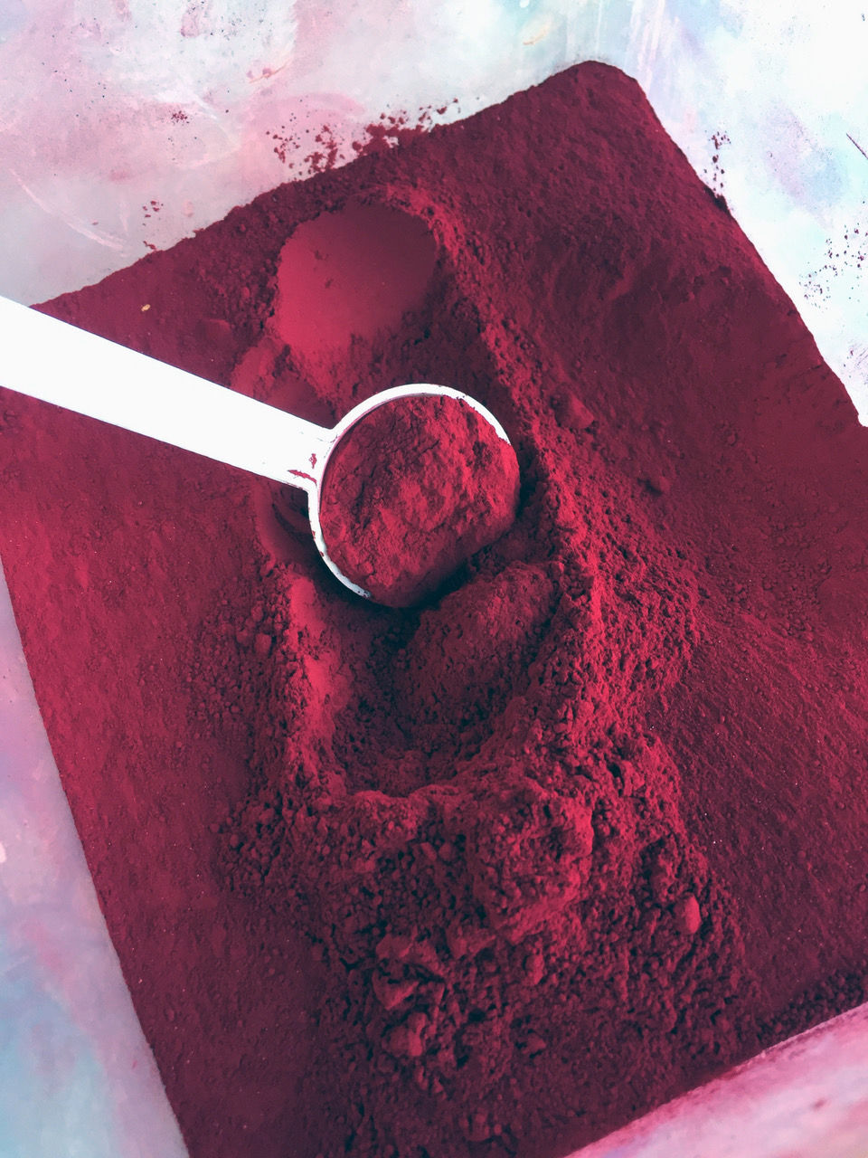 Un rouge bleuté, sombre mais vivant
