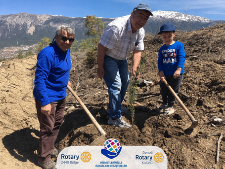 Denizli Rotary Kulübü Yaşam Ormanı projesinde gönüllülerin fidan dikim çalışması