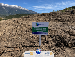Denizli Rotary Kulübü Yaşam Ormanı proje alanında katılımcılar ve proje tabelası