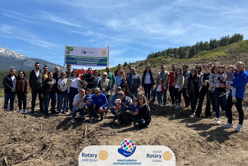 DOÇEV ve Denizli Rotary Kulübü Yaşam Ormanı ağaç dikim etkinliğinde toplu katılımcı fotoğrafı
