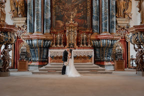 Brautpaar vor imposanten Kirchenaltar