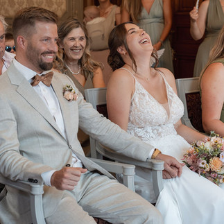 Brautpaar bei ziviler Trauung