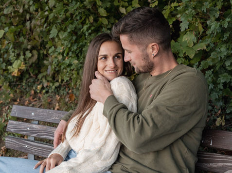 Verlobungs-Shooting bei Sonnenuntergang in der schweizer Natur