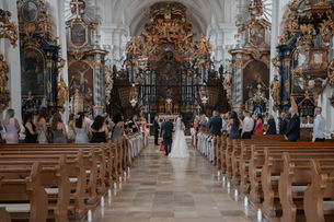 Braut mit Brautvater beim Einzug in die Kirche