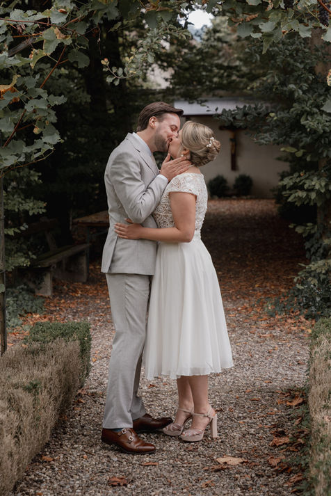 Kuessendes Brautpaar in den Weinreben