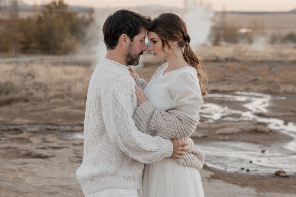 Brautpaar in ihrem Elopement vor einem Geysir